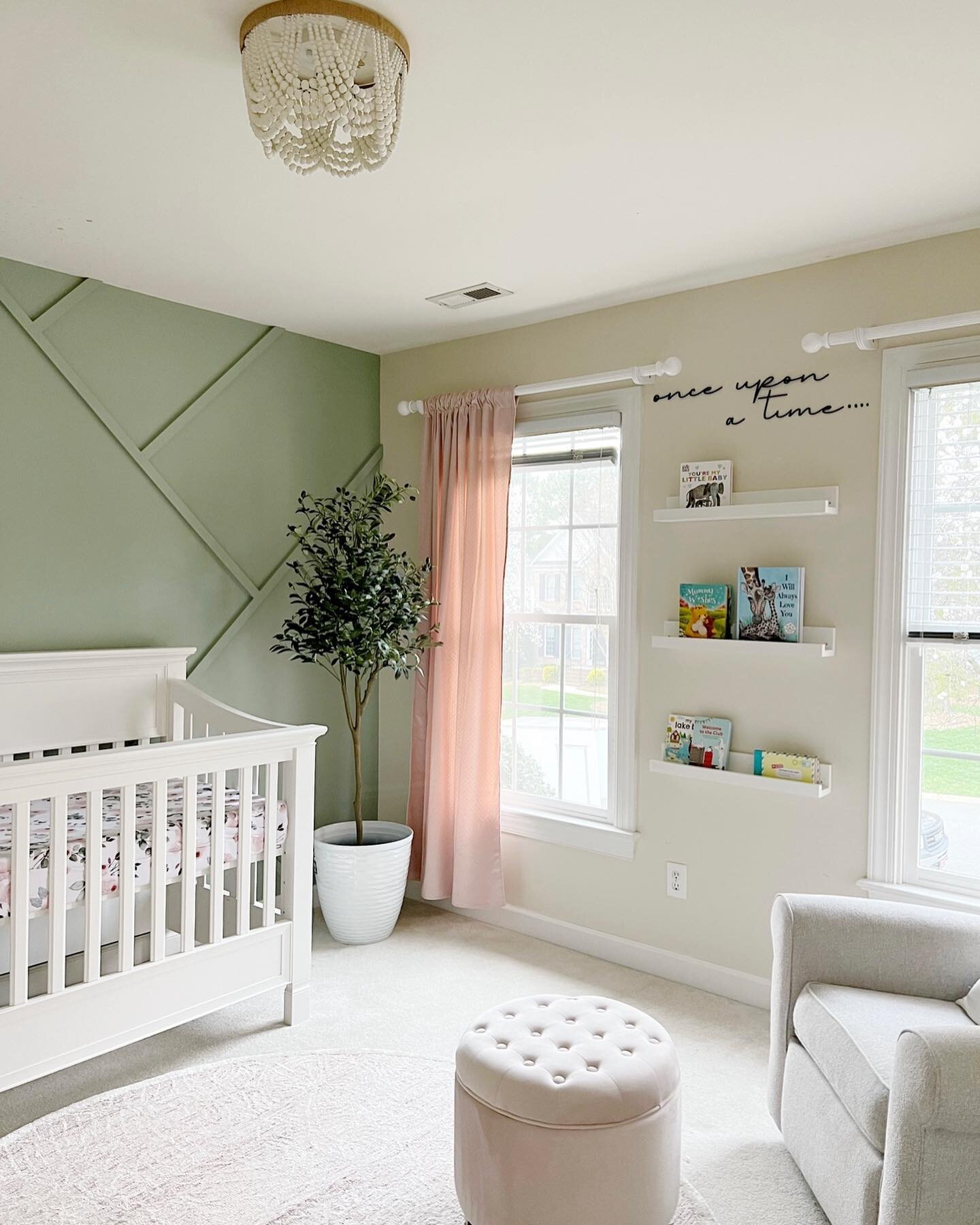An actual static photo! 🙌🏼 In a world of reels and videos, it&rsquo;s nice to bring it back to just looking at a still picture.
.
Just a little nursery inspo for you on a Monday night 😌 One of my favorite projects to date! DIY Accent Wall and Book