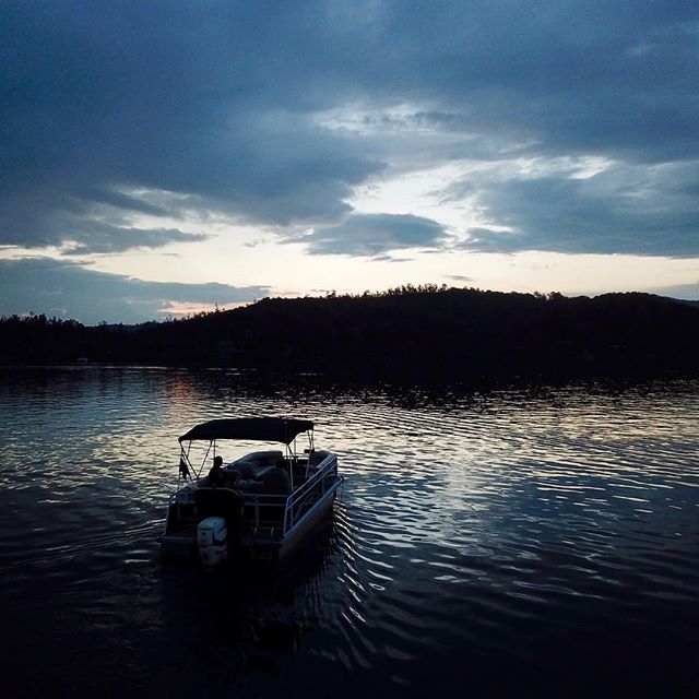 Even though the sun is setting on the season at #LakeBurton, you can still order your #BurtonBurgee! ⠀⠀
⠀⠀
Link in Bio ⠀⠀
📸: Jake Hardy, HardyConcepts⠀⠀
⠀⠀
#wander #northgeorgia #mountains #smallbusiness #community