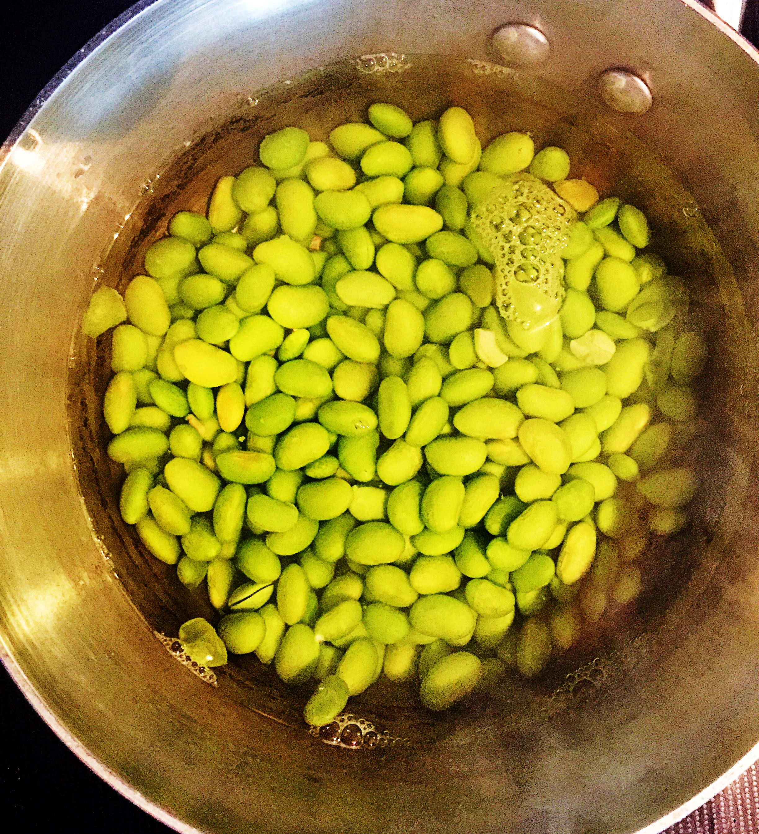 1. With water boiling, put in edamame, bring to boil. Boil for 5 minutes. Drain.