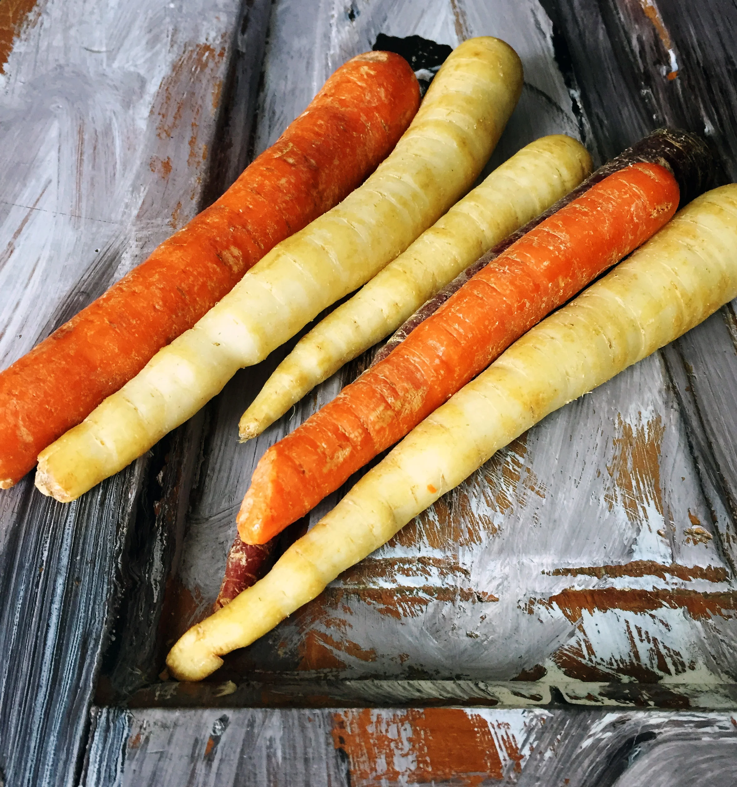1. Take medium carrots, chop them into 1/3 pieces, and place into boiling water. Boil for 8-10 minutes until soft enough for a knife to pierce through the carrot.
