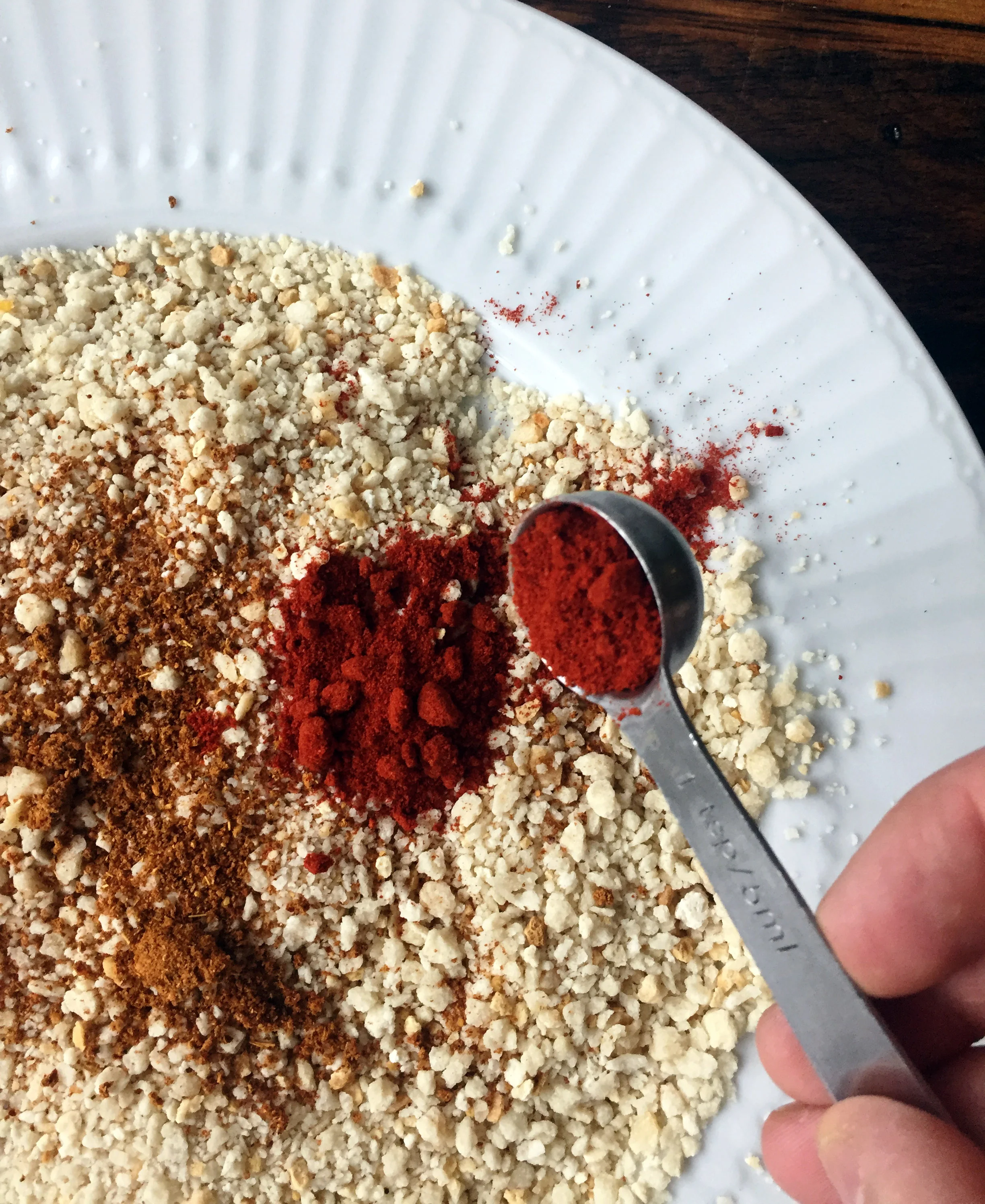 4. Mix the paprika and chili powder with breadcrumbs.