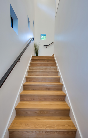 MODERN HOME ONE: Stairs to 2nd Floor