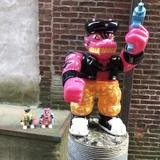 pinkgunup2smallbg_compact.jpg