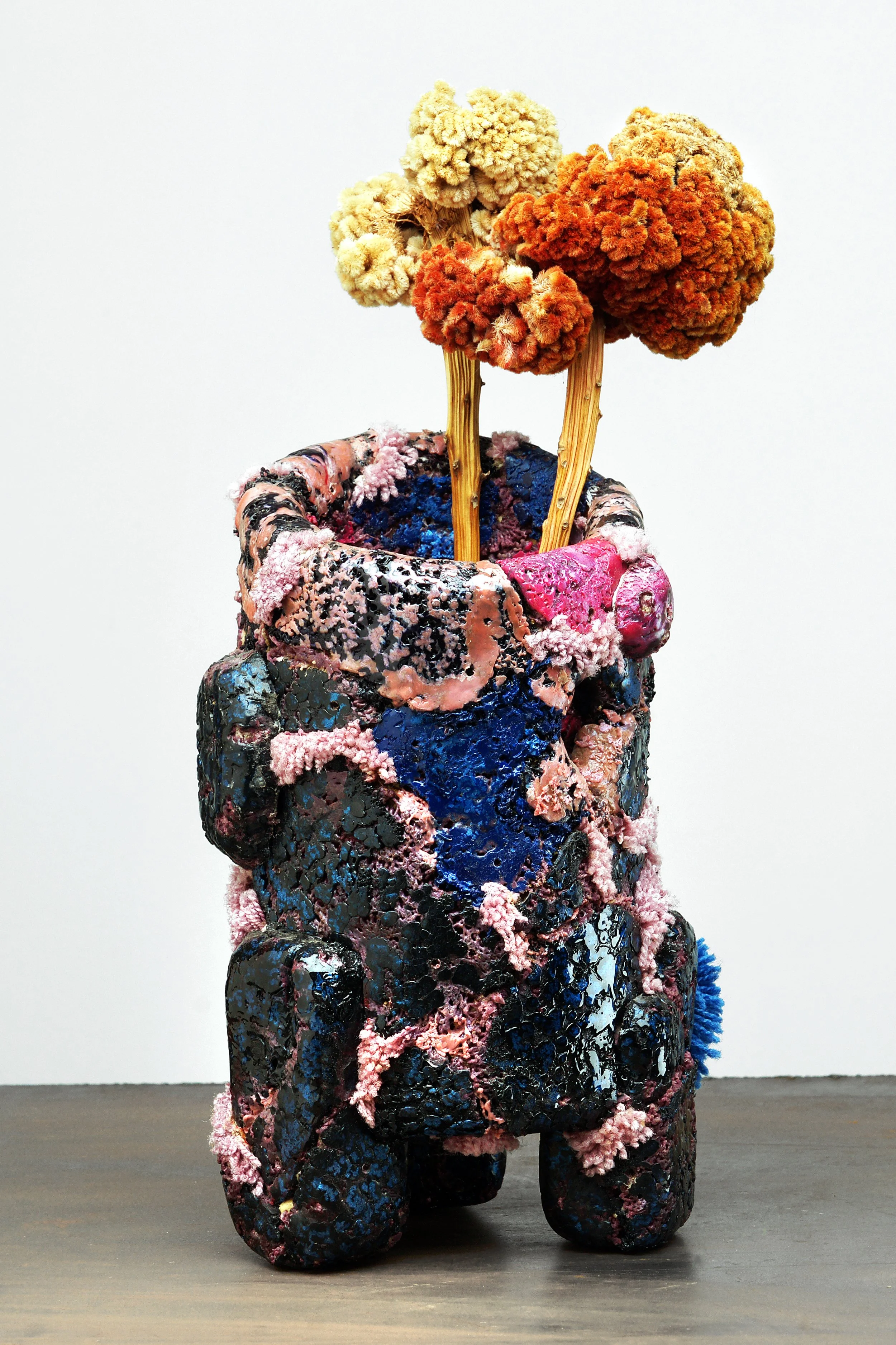 lipstick black carpet vase hi.jpg