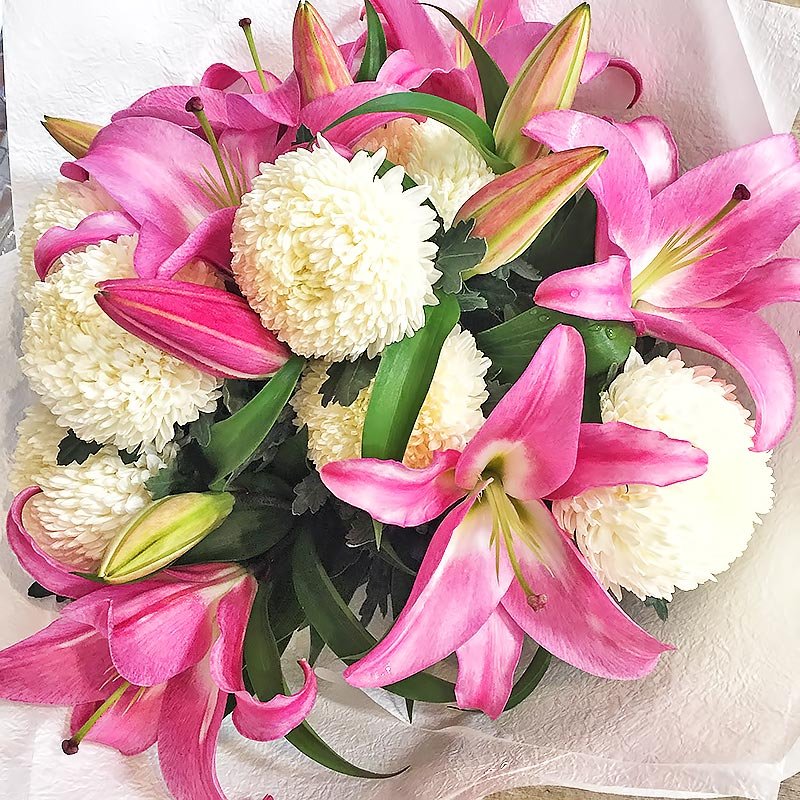 prod-pink-blooming-oriental-lillies-amongst-white-disbud-chrysanthemum-bouquet-01.jpg