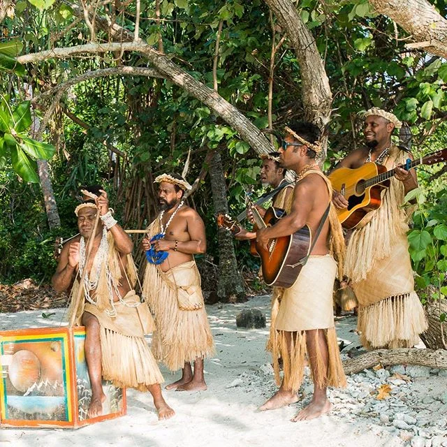 As the weekend hits, we feel a party vibe in the air! We loved the music of the locals at this Vanuatu wedding on @erakorisland #weddingphotography #vanuatuislands #vanuatu #weddingbands #weddingentertainment #partyvibe #partytime #destinationwedding