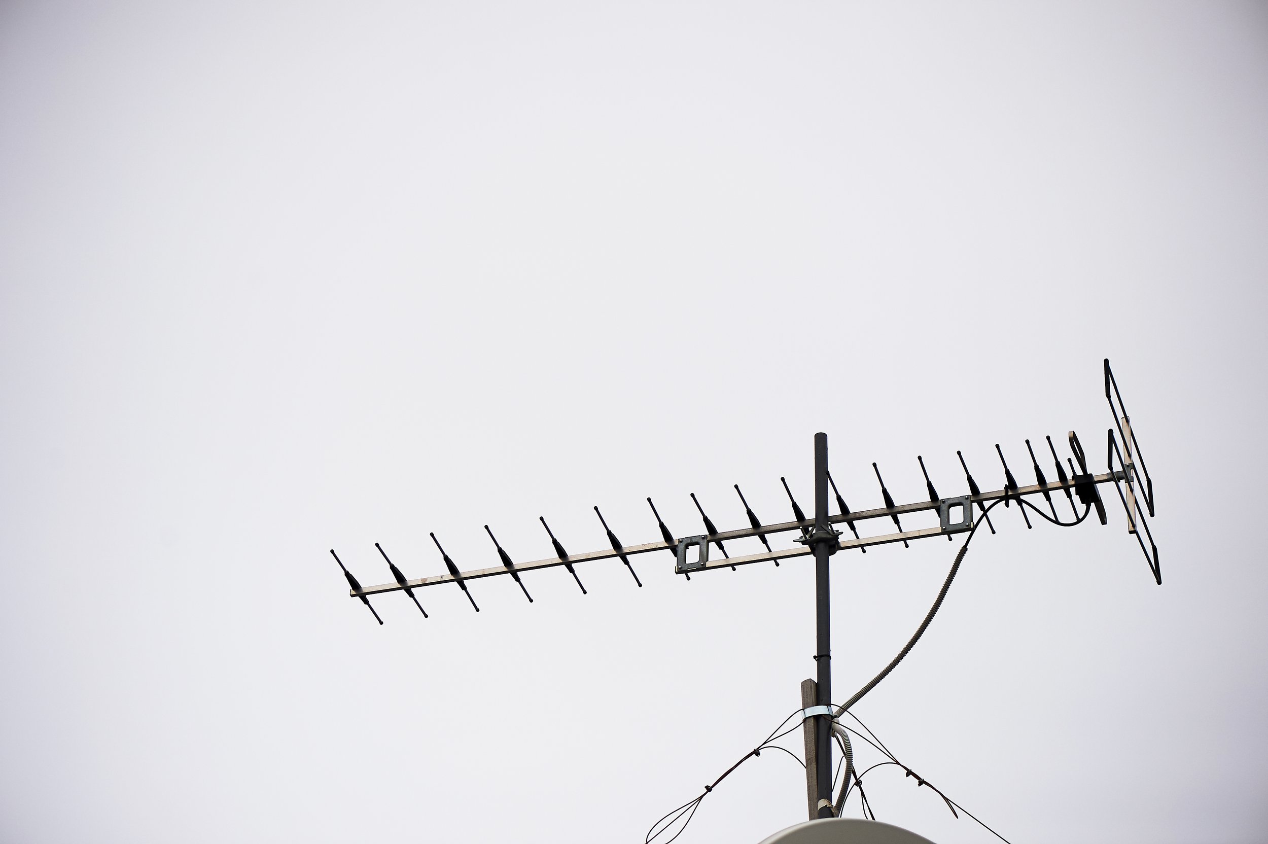 antennas-background-sky-telecommunications-connectionmetal-geometry.jpg
