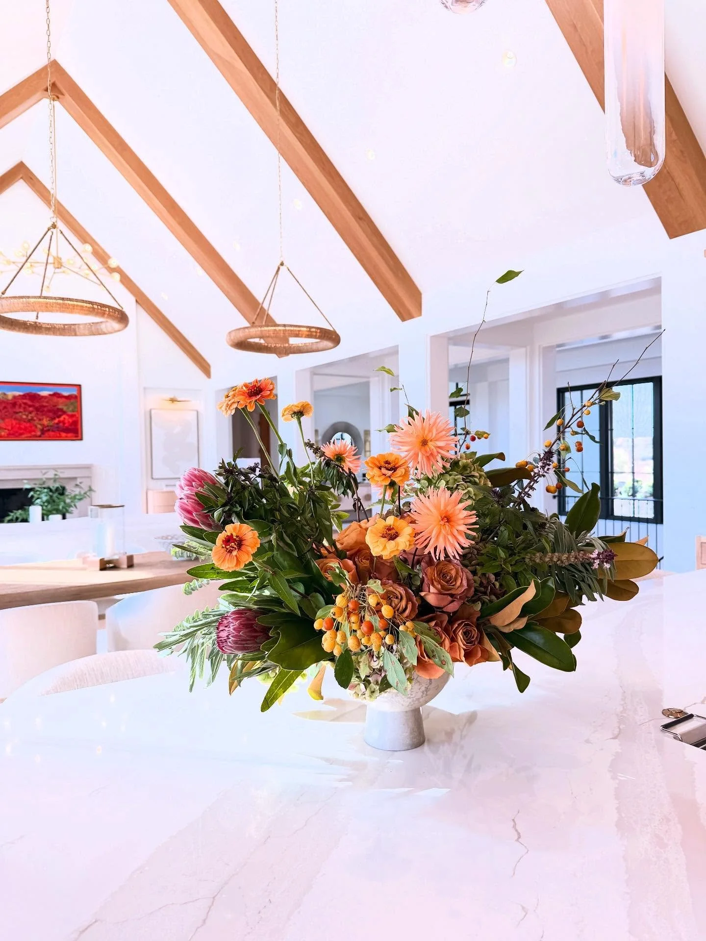 Still swooning over these event florals curated by @sadiesfloral for our client @gordonjamesconstruction for their stunning home on the Artisan Home Tour ✨🙌🏼