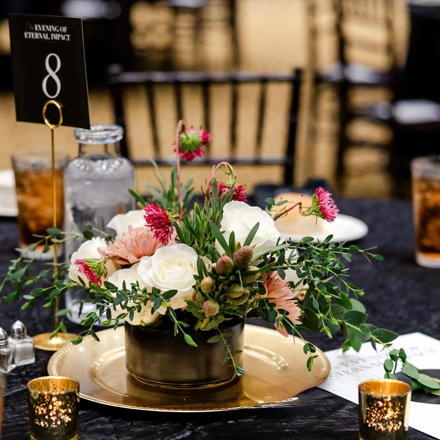 Oh hey there pretty little centerpiece 🌺 So fun to curate little touches for a client gathering in OKC.

#travelforwork #coveyevents #gatheringswithintention 

📷: @brittneyandcaleb