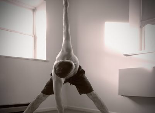 5 reasons more men than ever are doing yoga at home