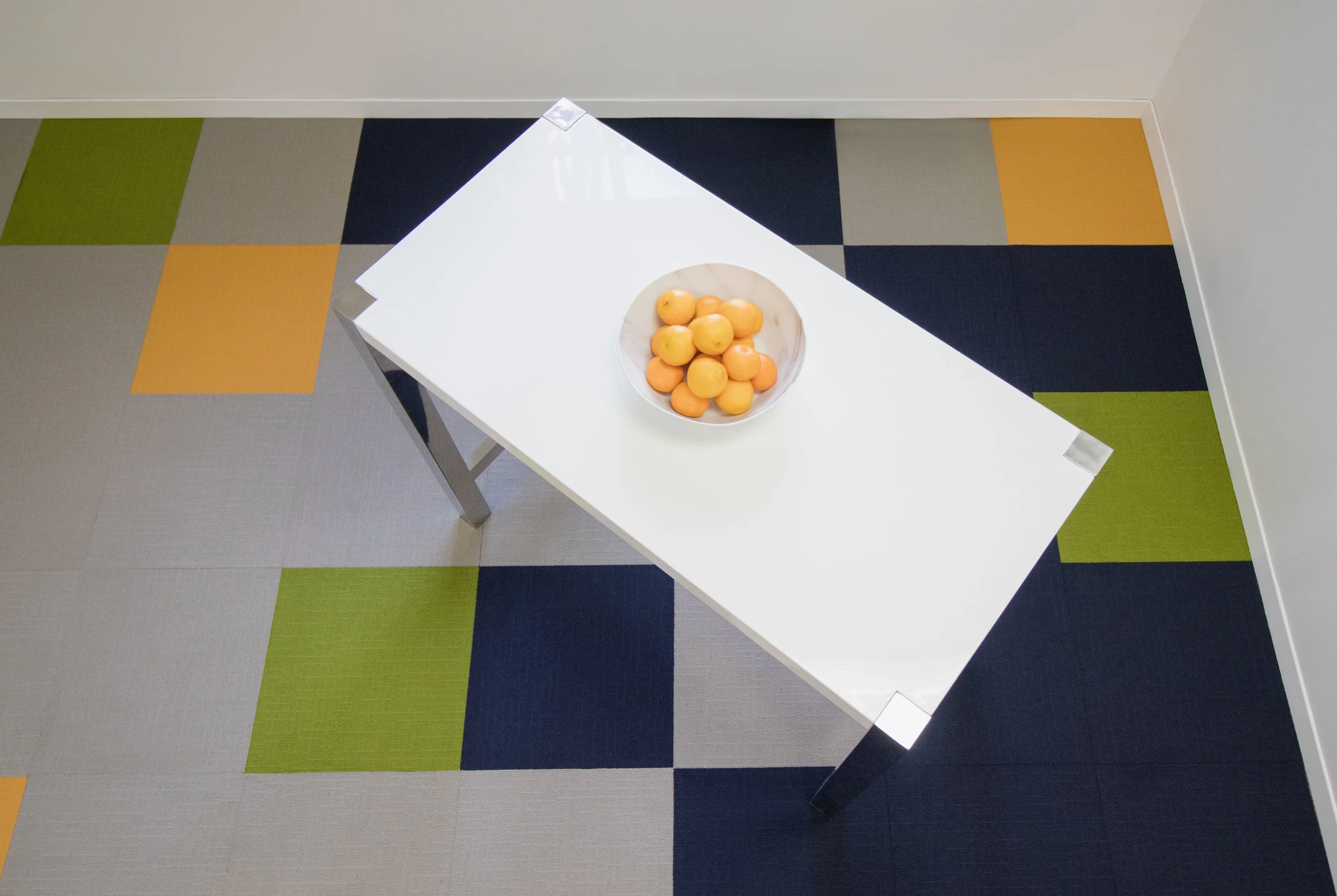 Calypso — 60030, Magic Green — 30007, Gray Ice — 15025, Active Yellow — 10016 installation en motif