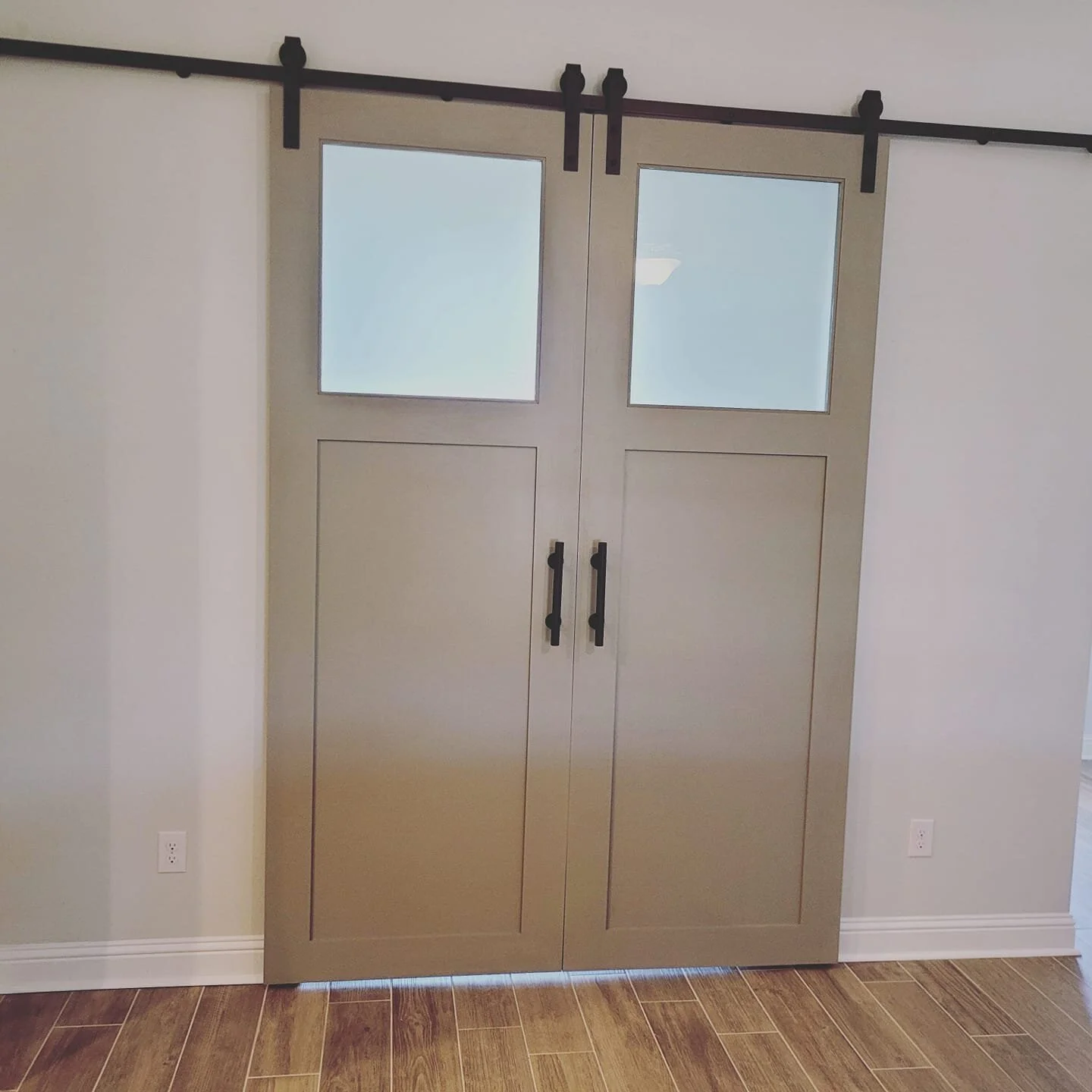 DOUBLE BARN DOORS WITH SATIN GLASS