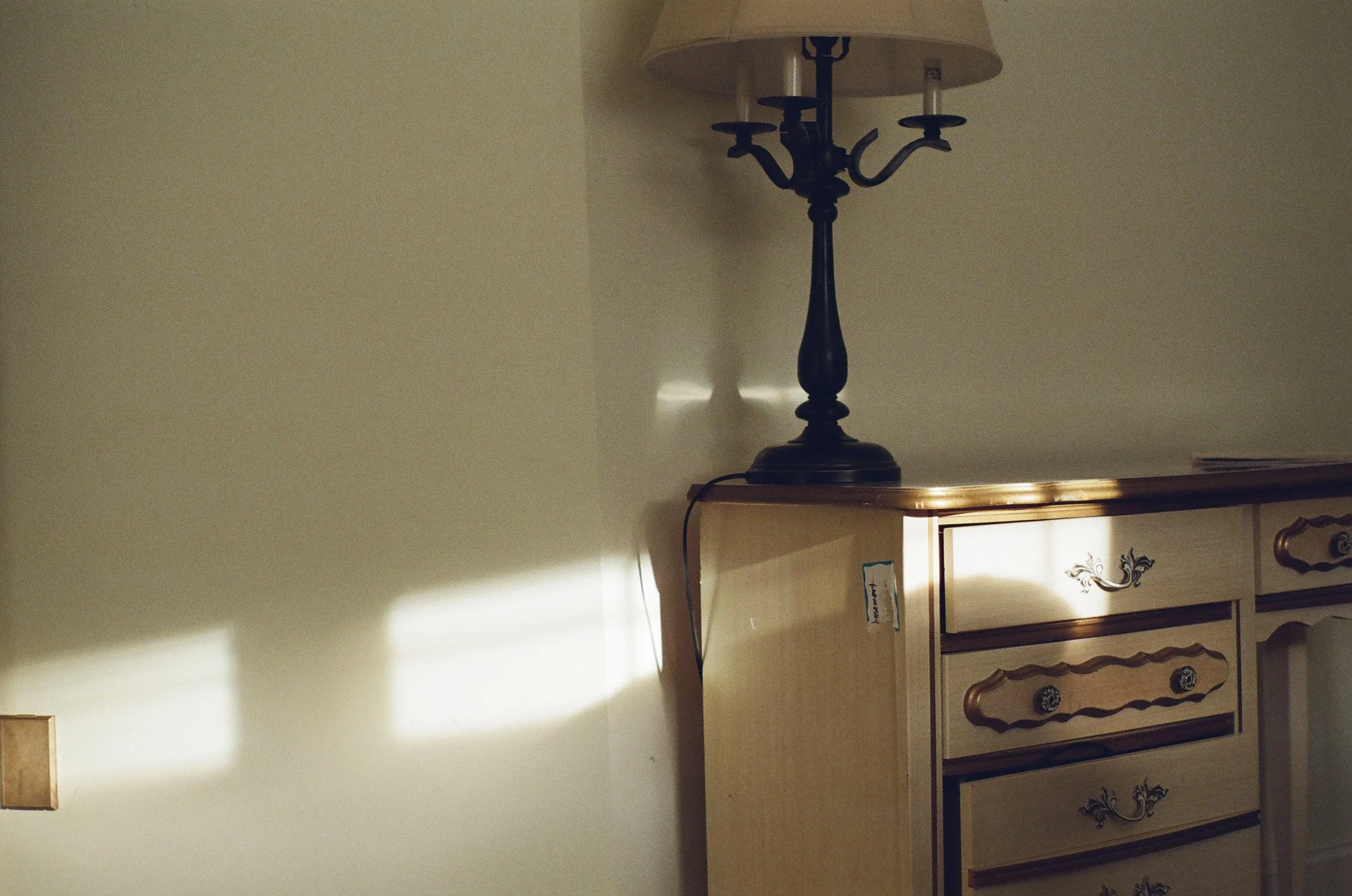 lamp-on-bedside-table0001.jpg