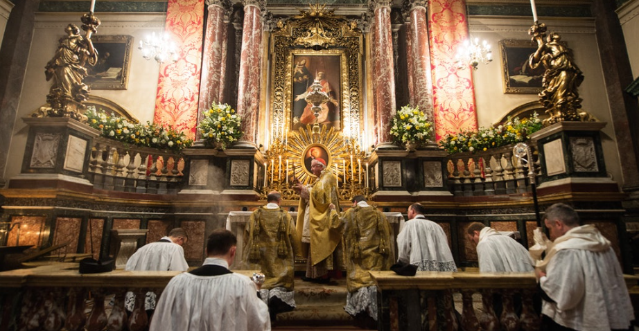 Words, hymns and moderation: Newman and the genius of English Catholicism 