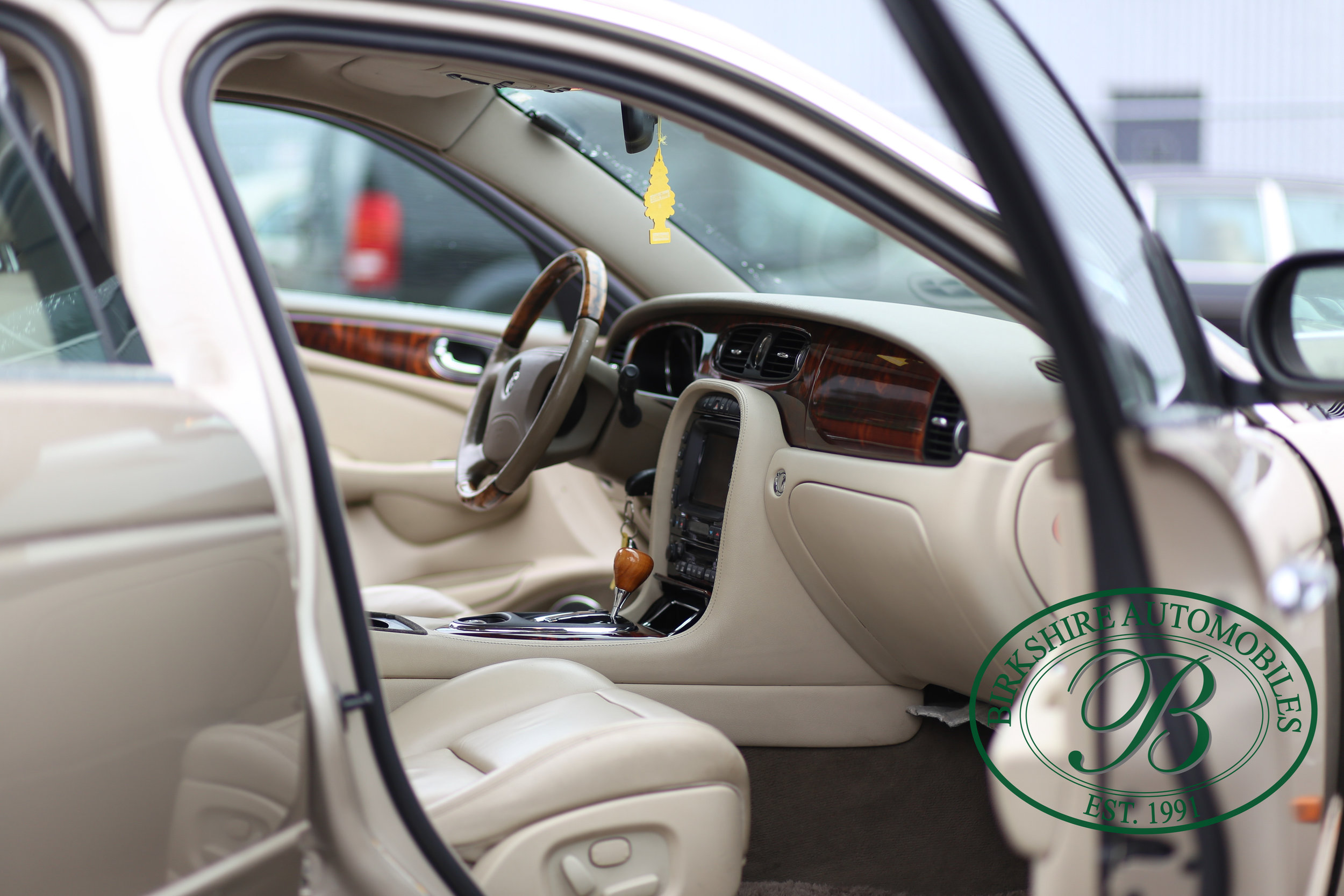 Birkshire Automobiles Jaguar XJ8-9.jpg