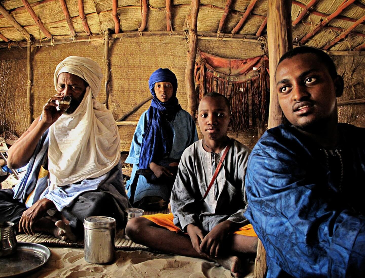 Throwback to pre-2012 Tombouctou, capital of the Tuareg in Mali: A glimpse of daily life with a Tuareg family camping and a butchery scene. #mali #Touareg #History #tombouctou #africa #photographyjourney #StreetPhotographyMagic #bodylanguage #streetp