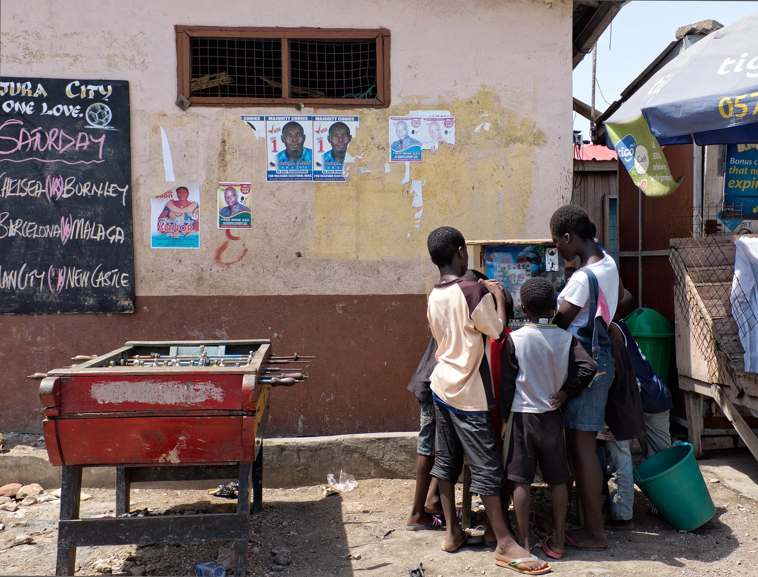 Exploring the vibrant streets of Jamestown, a cultural treasure in Accra! 🌟 Home to the resilient Ga people, this historic district carries the weight of colonial history, yet shines with the spirit of its community. Despite facing challenges like