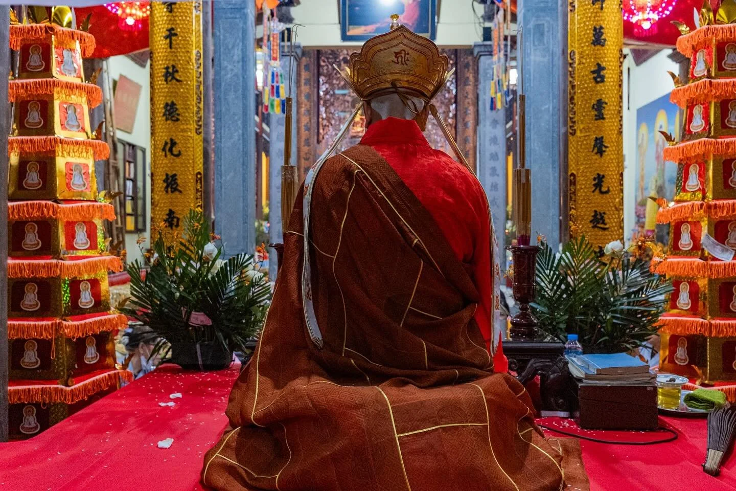 Vietnam Mon Amour is my view of the people, streets, and landscapes of Vietnam a complex country place that welcomed me with colors, chaos, and quiet moments.
Over the next weeks, I&rsquo;ll be sharing fragments of this reportage: portraits, everyday