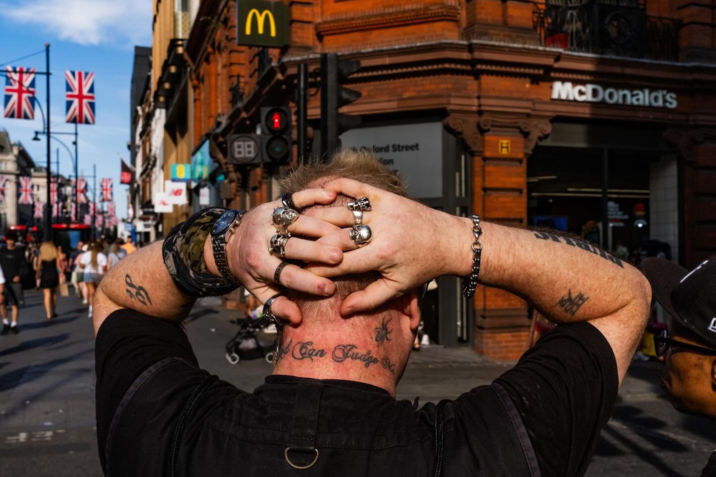Golden hour  and body language in the city
faces passing, stories overlapping, light revealing what words don&rsquo;t.
A moment between movement and stillness.