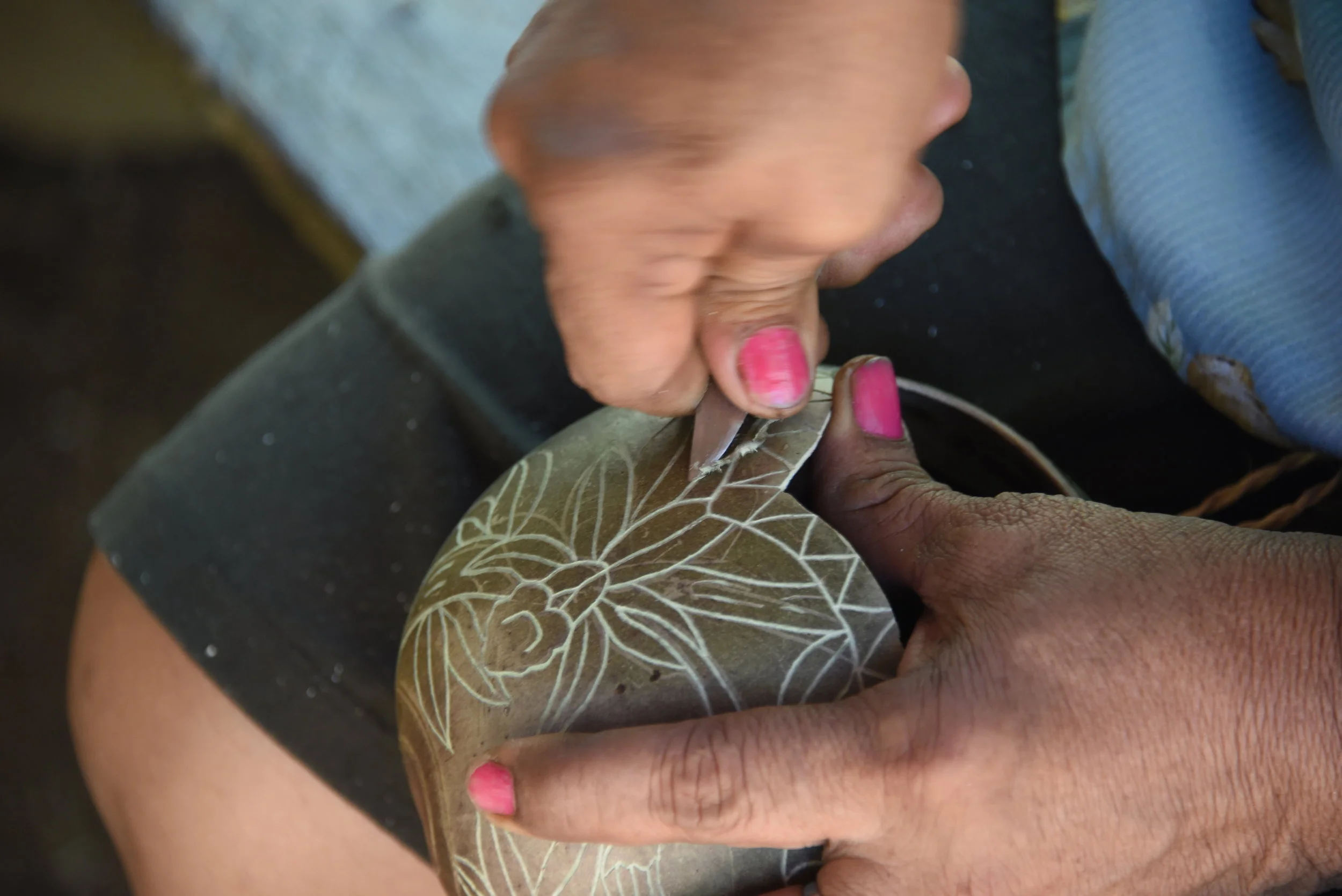 A villager carving a Jicara for us.