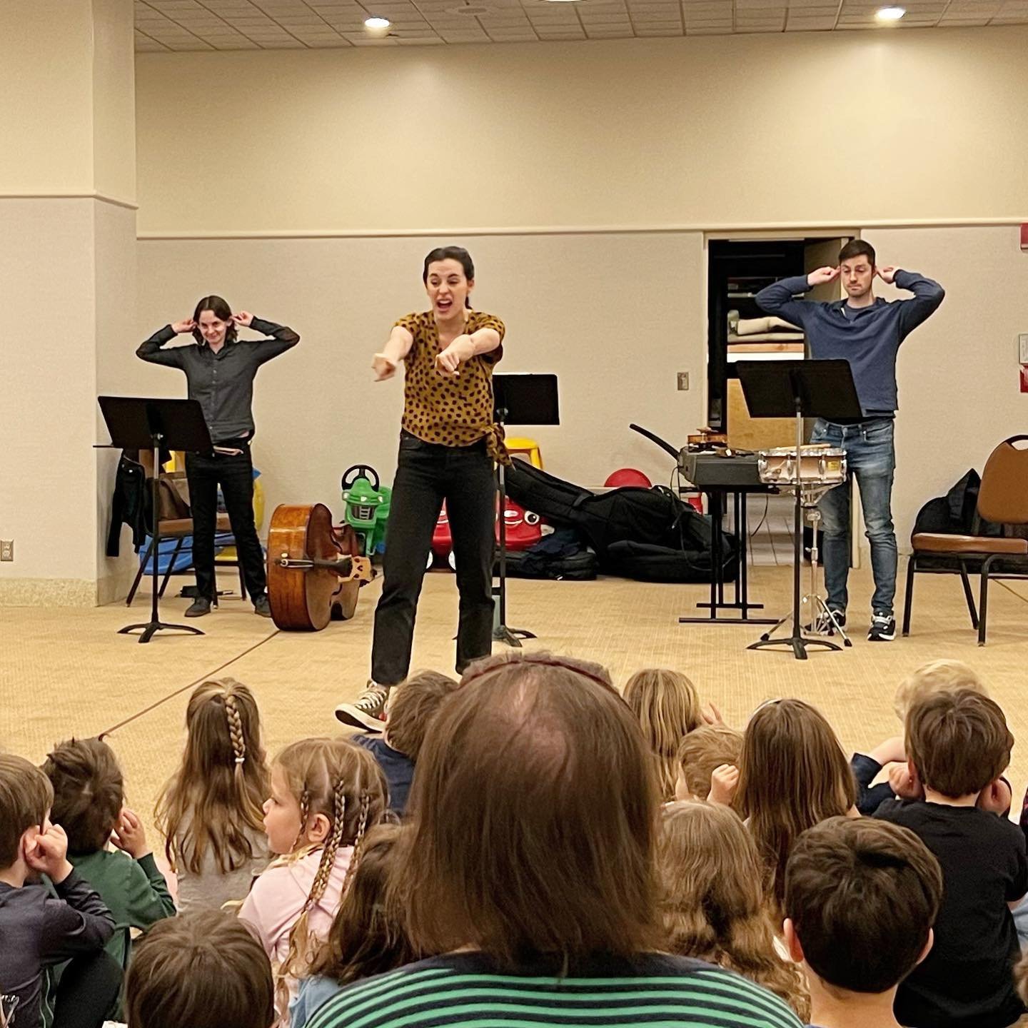 Rare footage of my full-on Dr. Jekyll preschool mode. Having a blast featuring @theknightsnyc this concert season. Big thanks to @lizzieburns and #iansullivan for clarifying where our &ldquo;listening ears&rdquo; are 🤣