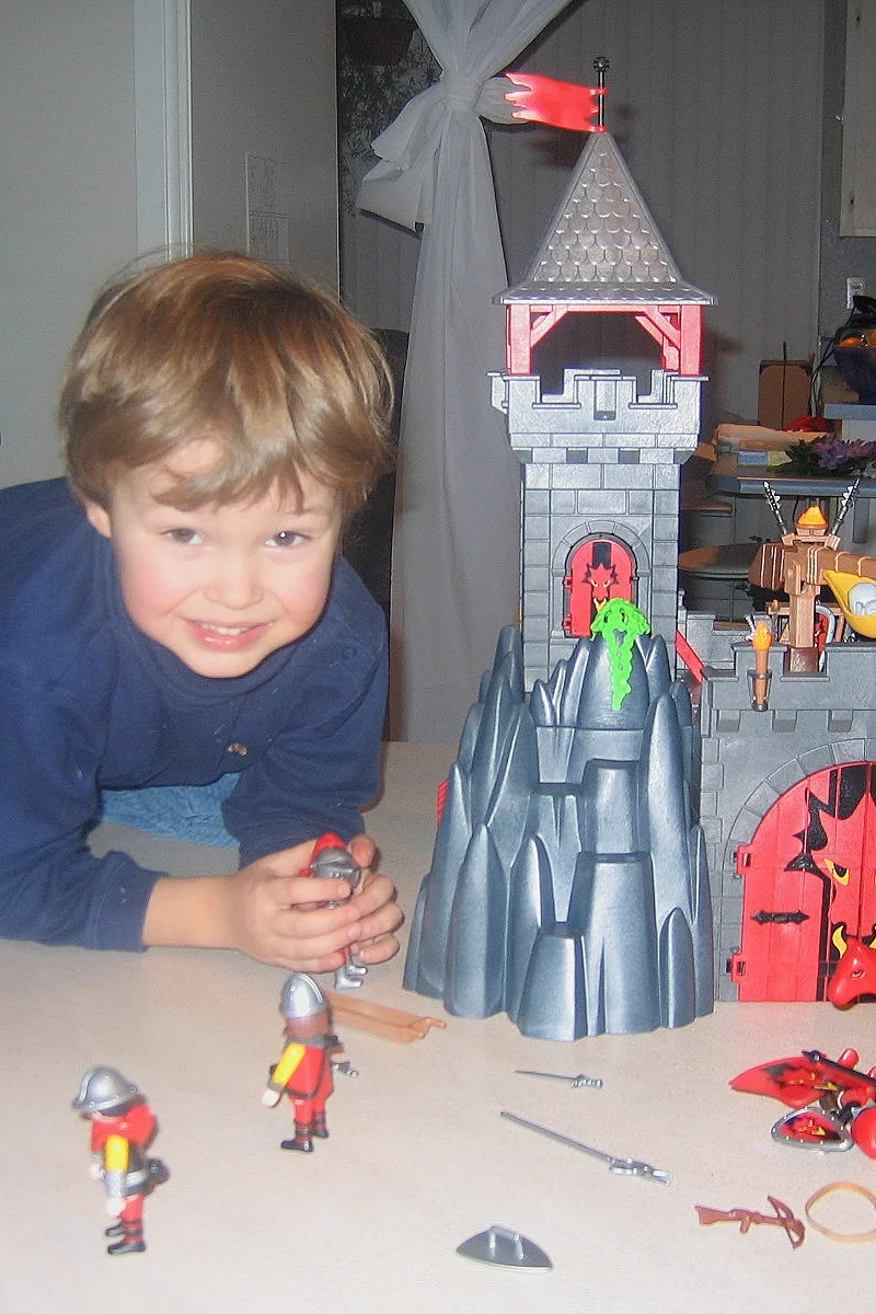 Léo adore les Playmobil 2005
