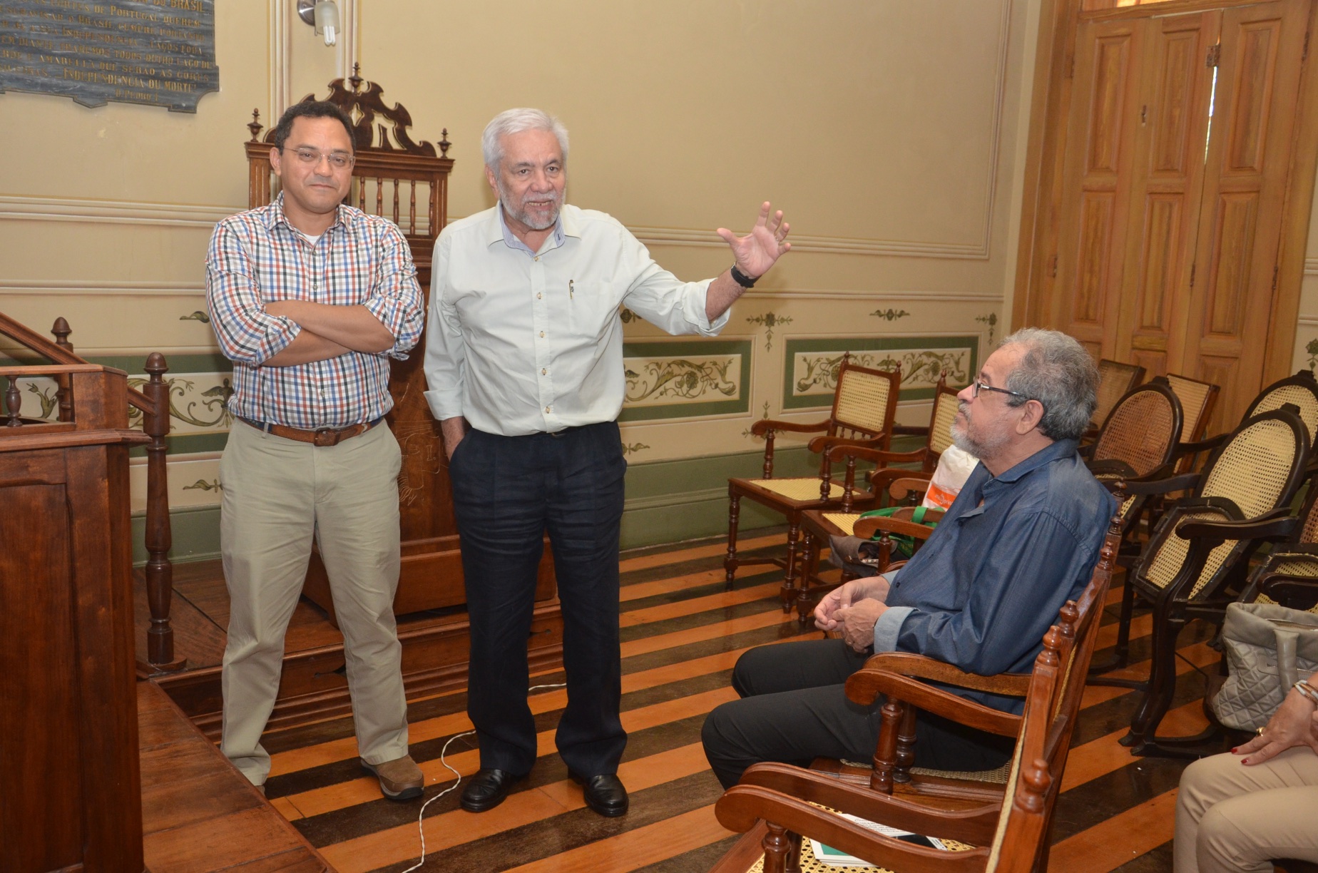 Professor Marcus Barros commenting on the film with Marcos Colón presiding. 