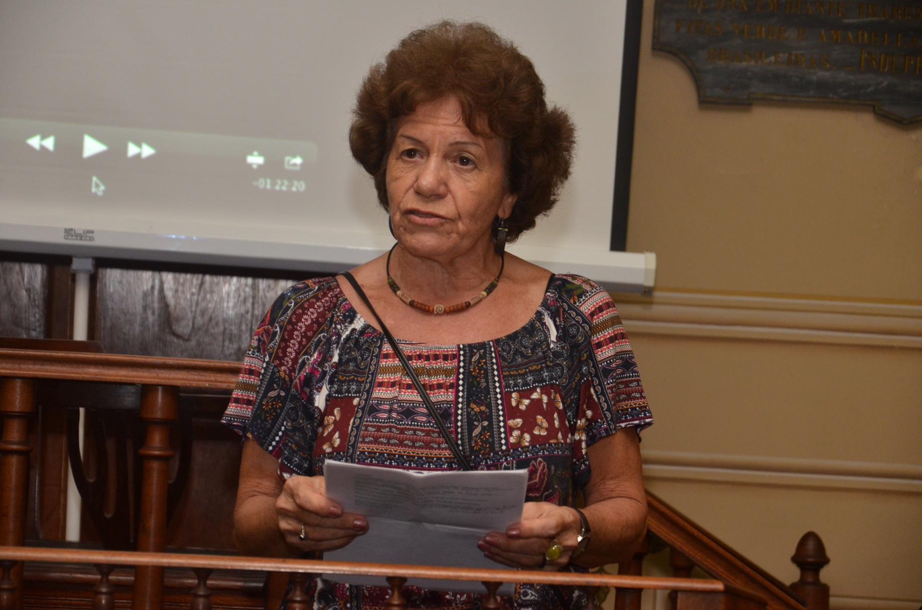  Professor Selda Vale introducing the film at the Geographic and Historical Institute of Amazonas (IGHA).&nbsp; 