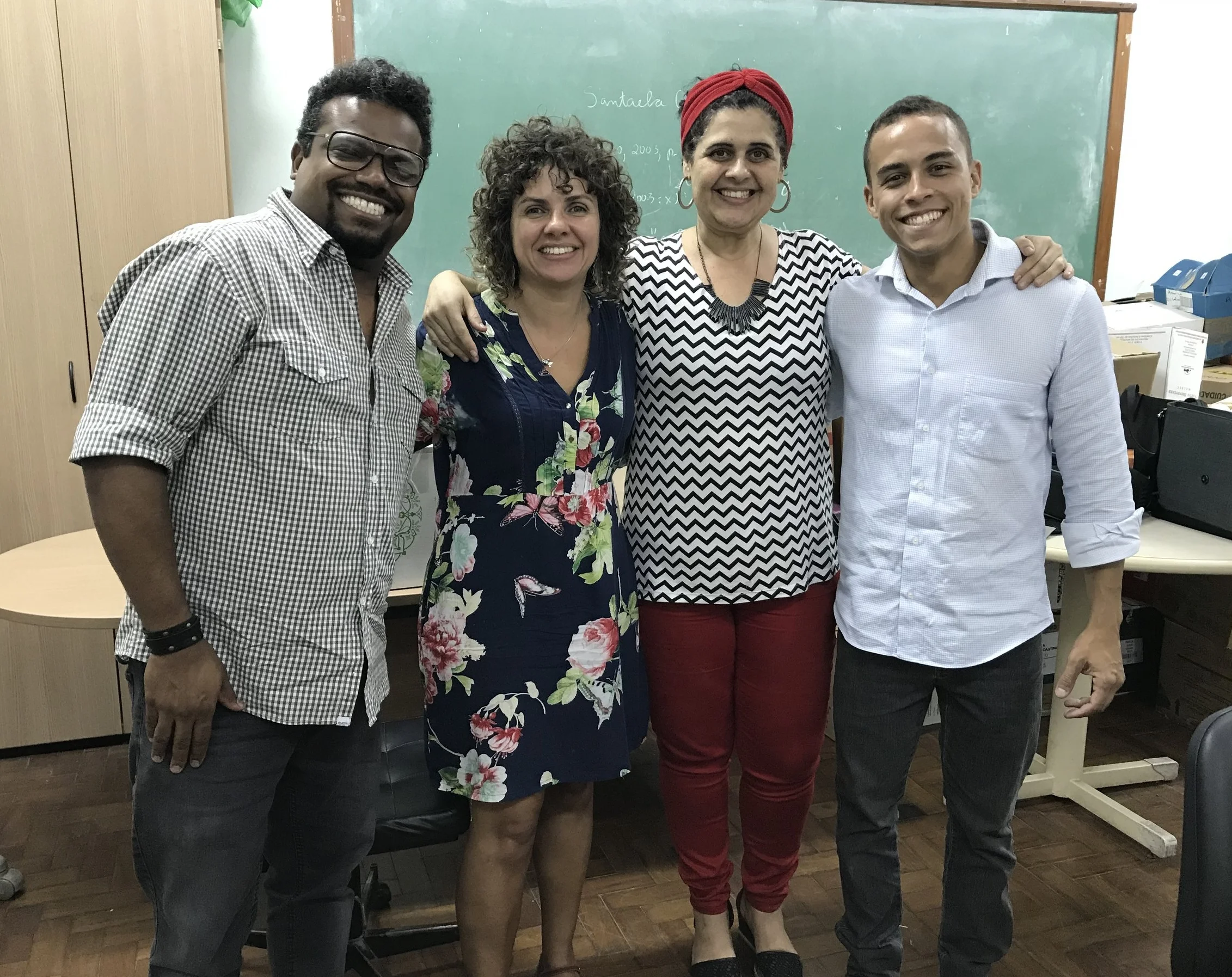 Foto após defesa do Trabalho de Conclusão de Curso na Universidade Federal Rural do Rio de Janeiro. Da direita para a esquerda: Daniel; sua professora e orientadora, Simone Orlando; e os professores de sua banca, Rejane Moreira e Wagner Costa.