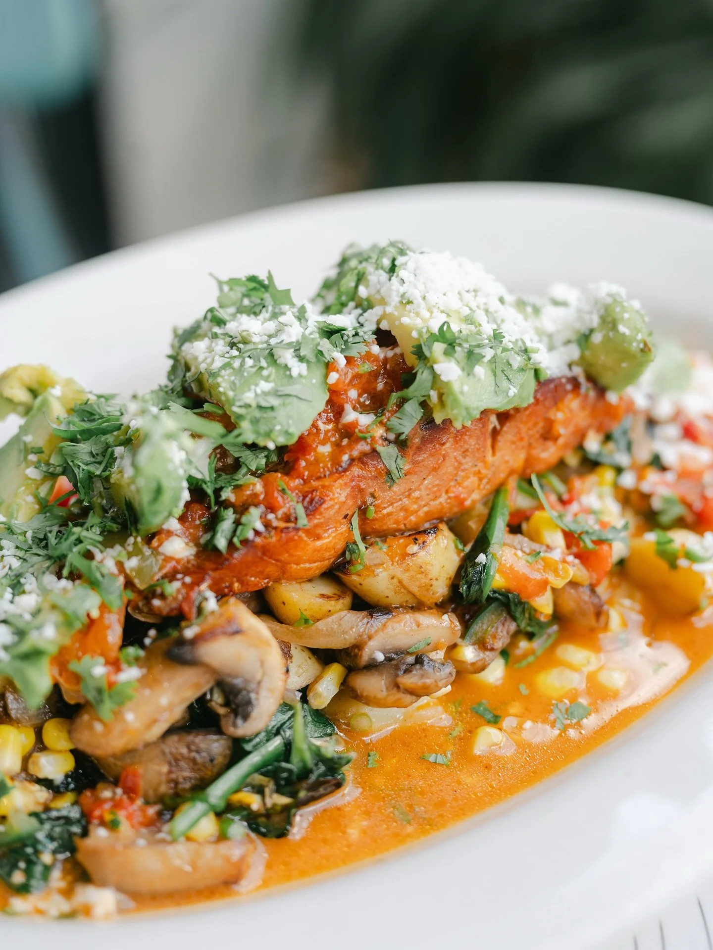 Swipe to see how we got here&hellip; from fresh salmon to house-smoked perfection!🤩🥑
