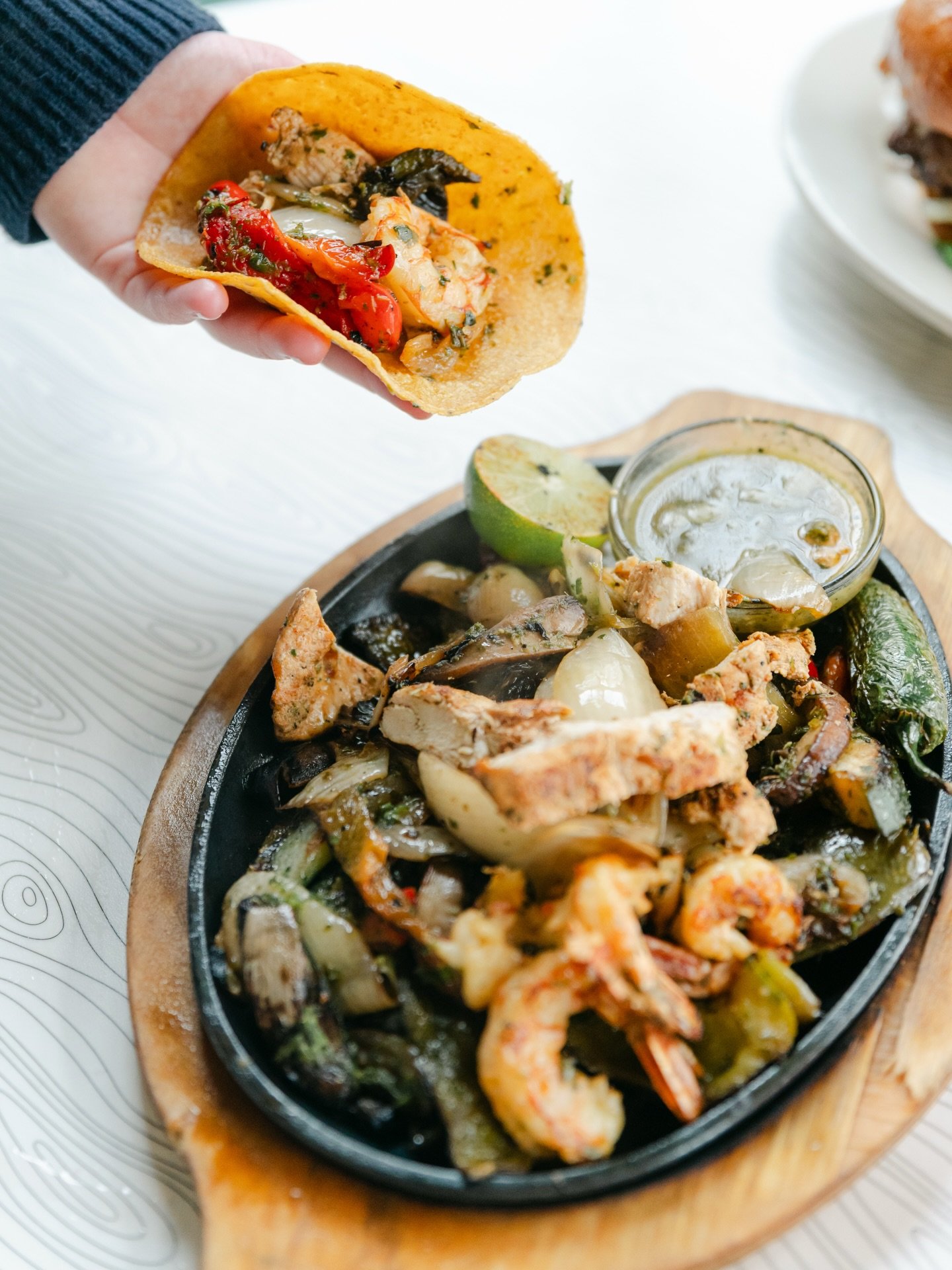 Some cold days call for some sizzling fajitas&hellip; and today&rsquo;s one of them!🍋&zwj;🟩