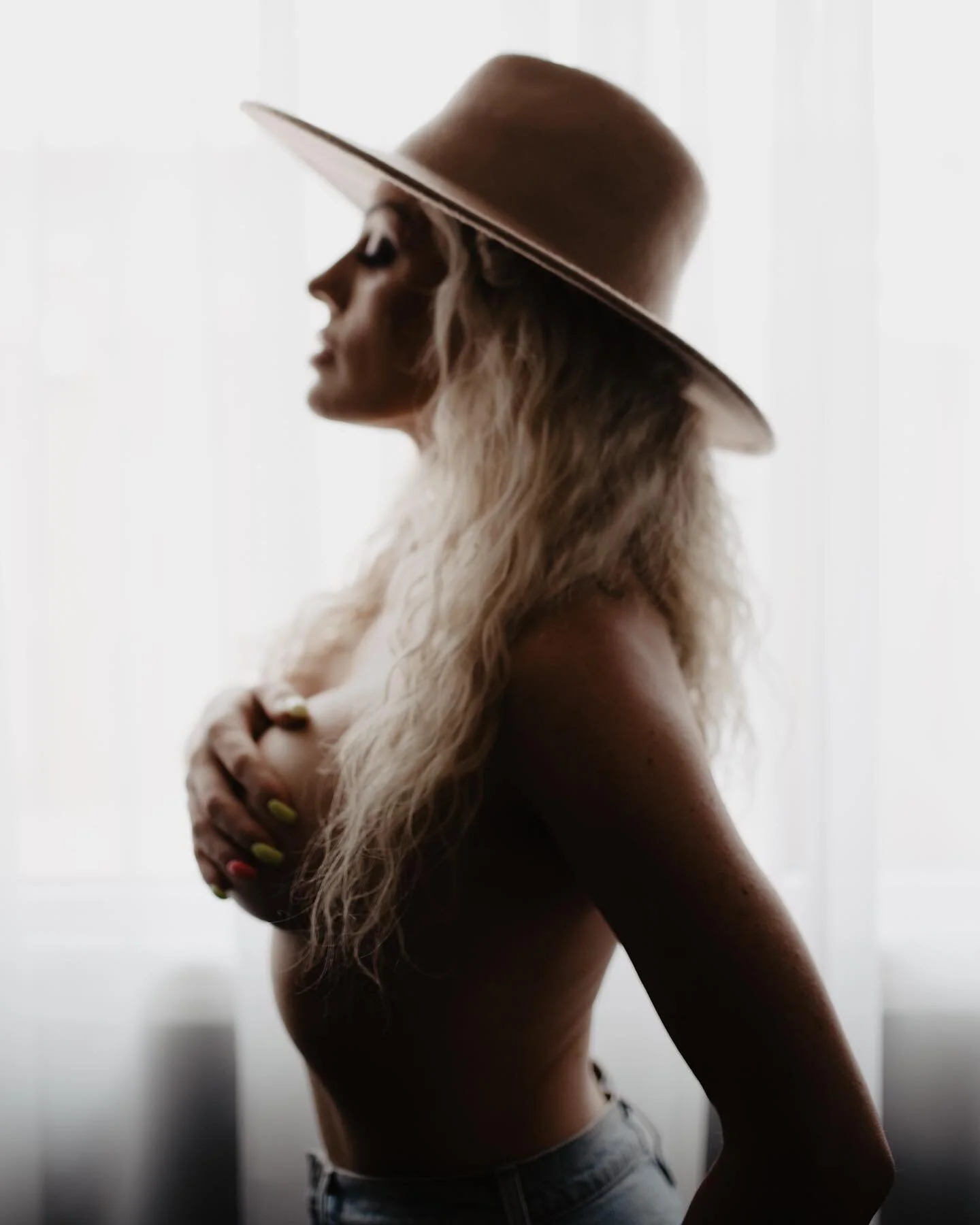 I haven&rsquo;t been very active on my boudoir page but I&rsquo;m back babies! 
Indoor or outdoor sessions. For yourself or for your other half. For an occasion or just because. Summer is the perfect time to book your boudoir session!
@the.bare.you 
