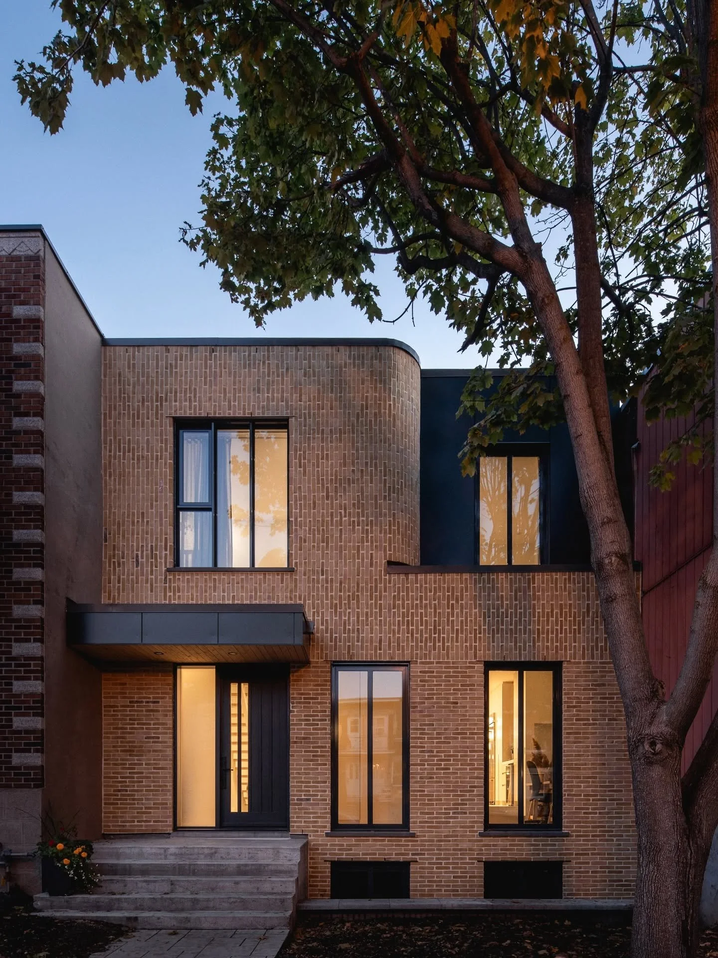 R&Eacute;SIDENCE DE L'AVENUE
-
Le projet consiste en une transformation majeure de maison unifamiliale de type &laquo; shoebox &raquo; dans le quartier Rosemont, &agrave; Montr&eacute;al. Le parti architectural s&rsquo;inspire directement de la simpl