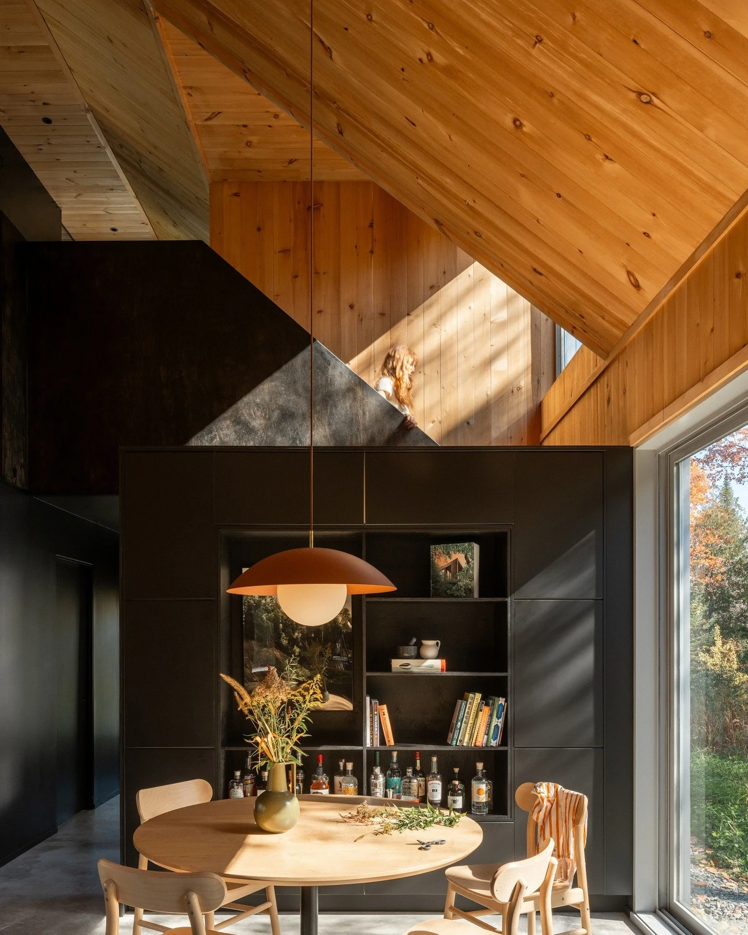 CHALET SCOTCH.
-
Plus qu&rsquo;un simple chalet, le projet propose une exp&eacute;rience immersive o&ugrave; chaque espace dialogue avec la for&ecirc;t. Con&ccedil;u aRapha&euml;l Thibodeaude moins de 100 m&sup2;, il offre un cadre de vie paisible et