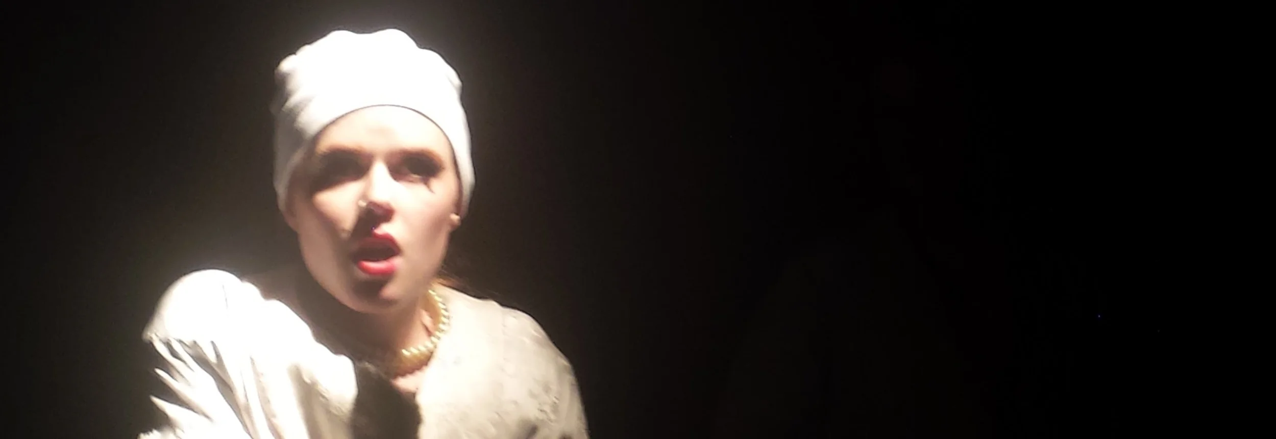 Caroline Carr as Beth