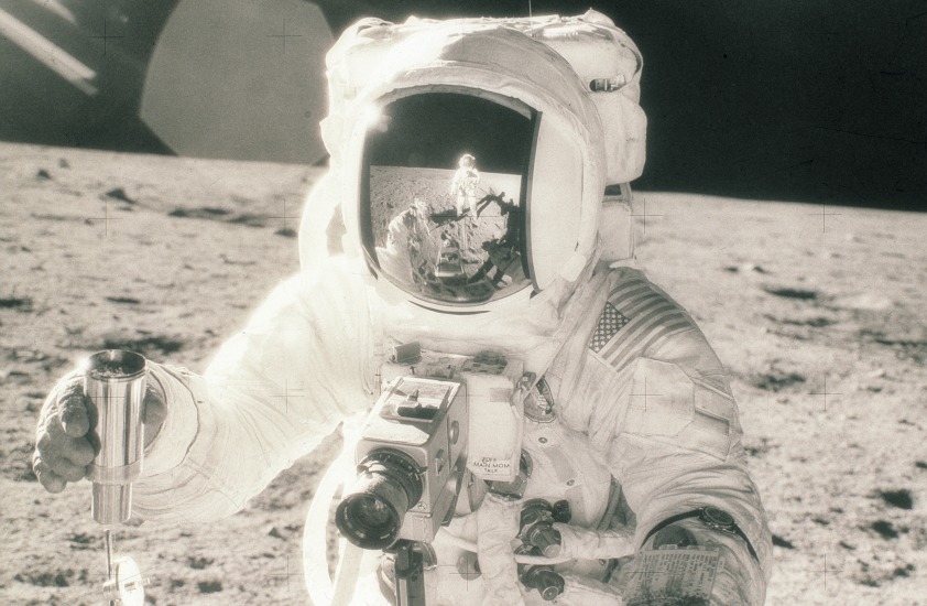 Apollo_11_Hasselblad_on_the_moon-1.jpg