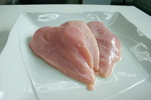 Cats should NOT eat raw meat.