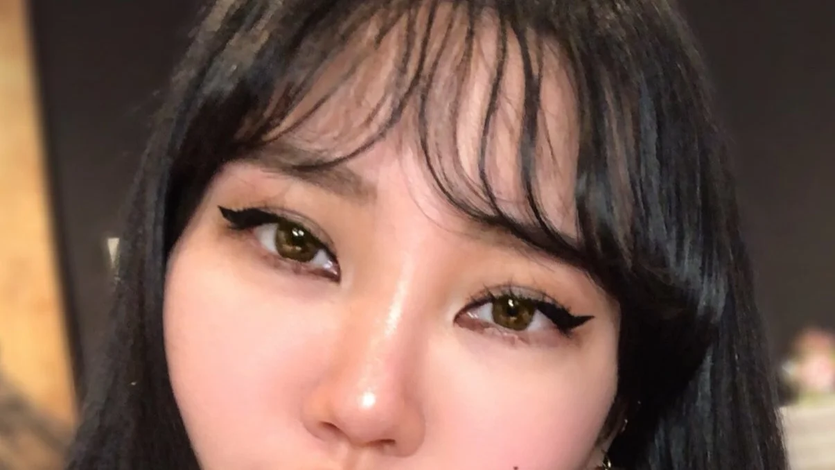 "Glass Skin" Instagram Star Ellie Choi Show How She Cuts Her Own Bangs