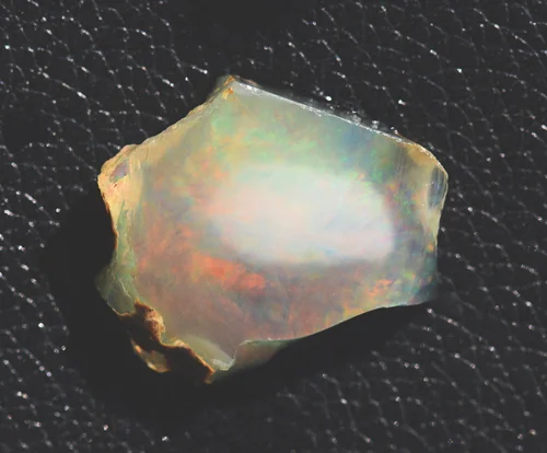 Opalo hidrofana sumergido en agua