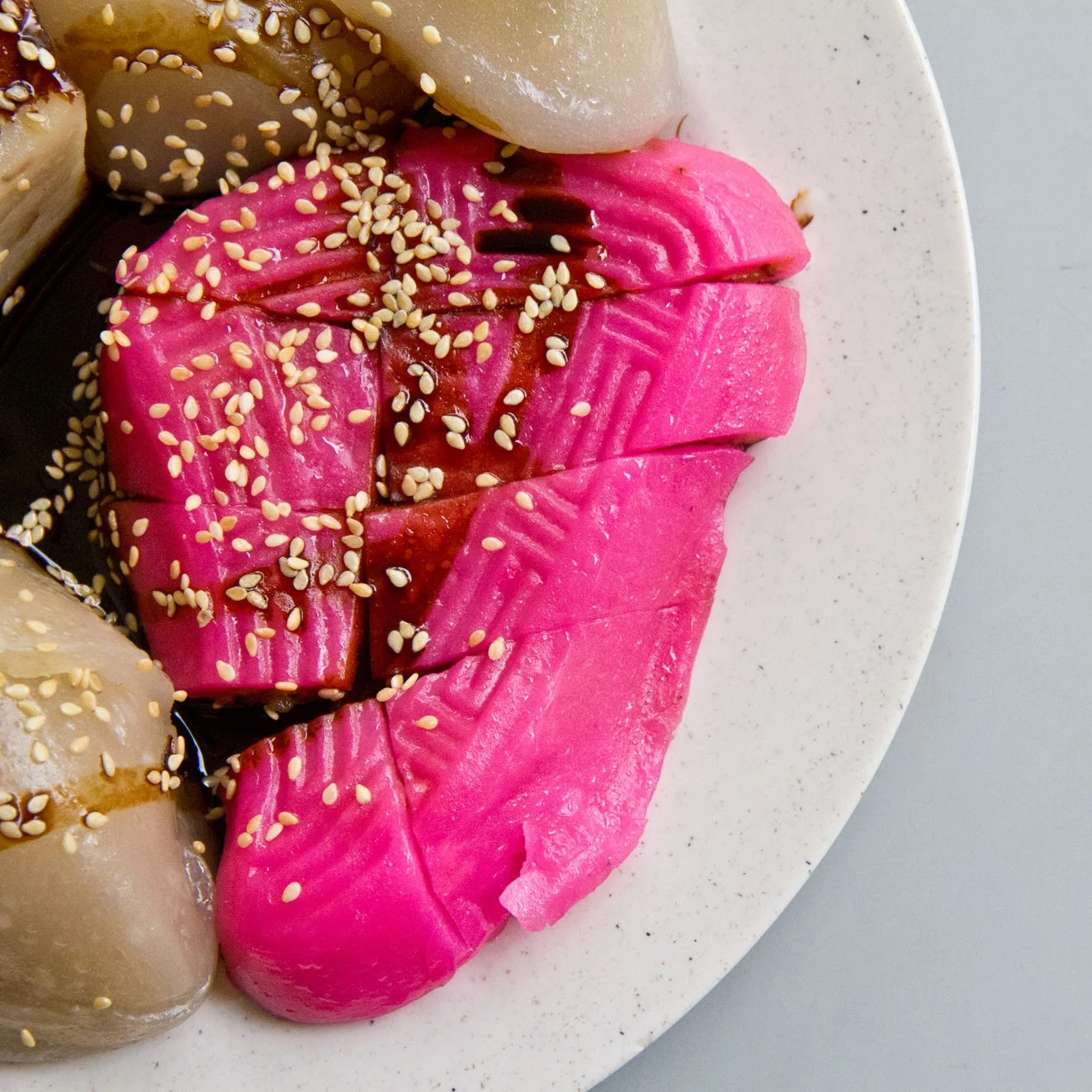 Png Kueh Ever wondered why this Teochew delicacy rice cake is shaped like a peach and has the color pink? Teochews actually call these dumplings Poong Tor which means “rice peaches” or peach dumplings”. The peach is regarded in Chinese as a symbol of longevity. Eat up and live longer.