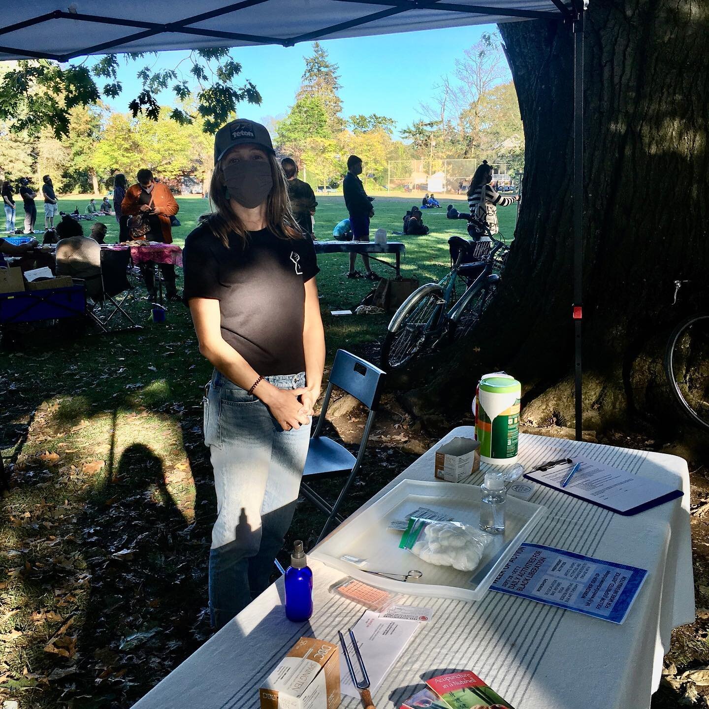 Teamed up with @jenniferhurthacupuncture yesterday to offer free ear acupuncture at a community event for Black Liberation, self care and community connection and healing. There are many more opportunities for self care coming up! Swipe to check out 