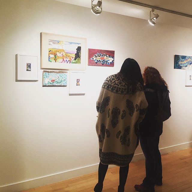 Admirers at the reception of Refigured: Glass. Paper. Thread. at the Hudson Guild. On view through Feb 22 / 441 W.26th Street NY, NY 10001 #rosemariebeck #kenkewley and #joliestahl @jolie_stahl