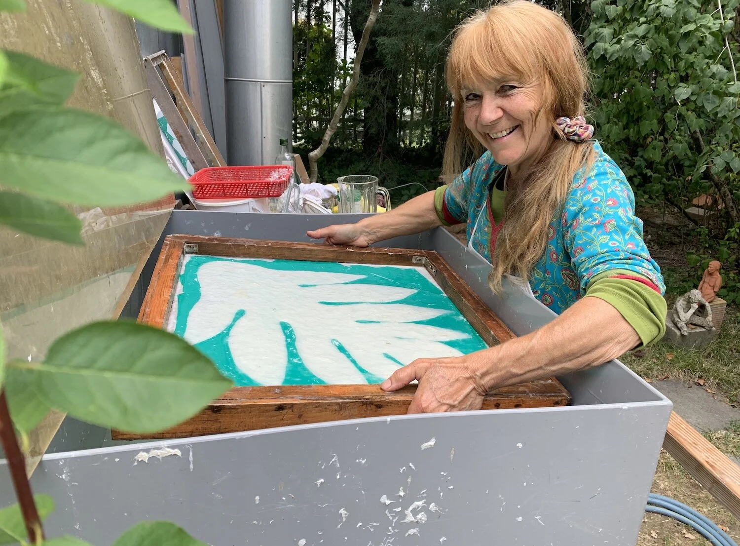 Marilou paper making in her garden in Geneva.