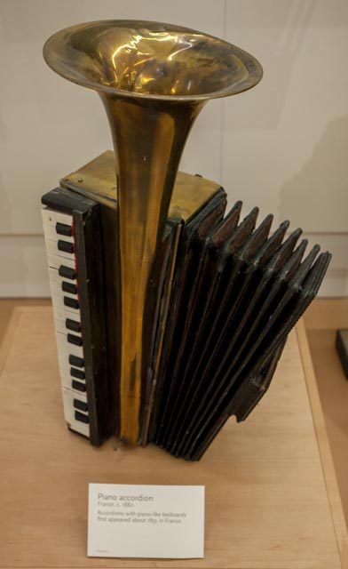 Piano_accordion_(c.1885),_France_-_MIM_PHX.jpg