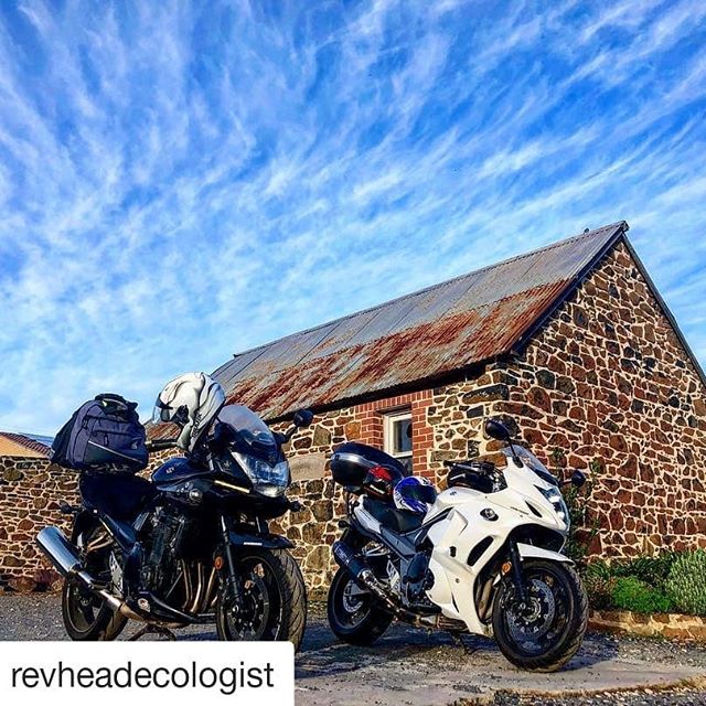 #Repost @revheadecologist
・・・
Two #bandits checking out the old stone buildings at @taralgahotel #taralga #tablelandsway #suzuki @suzukiaustraliabikes @amcn_mag #amcn #amcn_mag #motorcycling #touring #stormtrooper #stoneheritage #upperlachlan @upplac