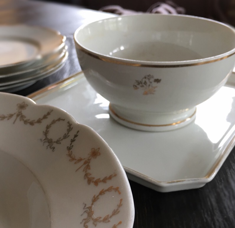 I have started putting together cream and gold place settings for our future home. It is getting harder to find French "boules" or bowls at the brocantes or fleamarkets so when I find one or two, I buy them.