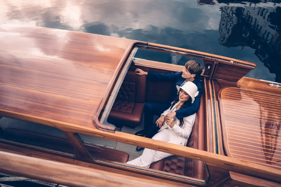 Ihr fahrt mit einem der schönsten venezianischen Boote, die Berlin zu bieten hat.