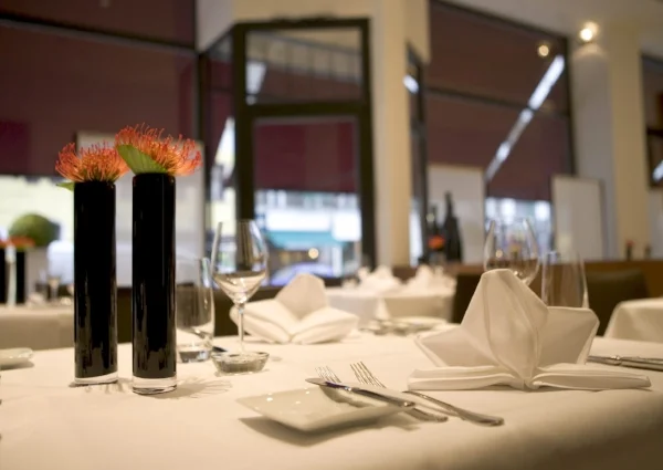 In einem edlen Restaurant verbringt ihr die ersten vier Gänge, danach geht es in den Weintresor.