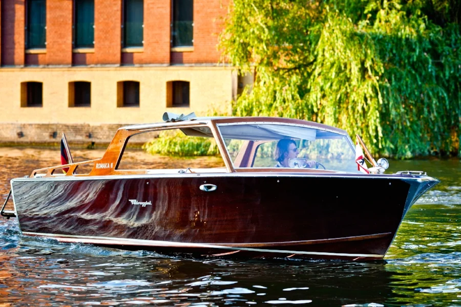 Mit diesem Boot macht ihr beide eine Spritztour zu den schönsten Sehenswürdigkeiten auf dem Wasser.