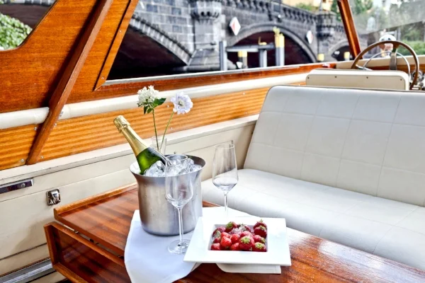 Während der Spritztour auf dem Sportboot gibt es Erdbeeren und Crémant zum Anstoßen.